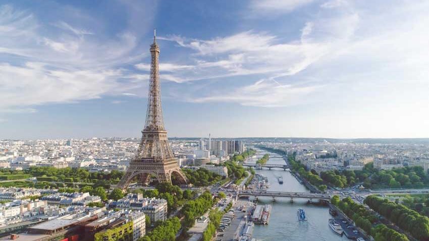 برج ایفل در تور پاریس
